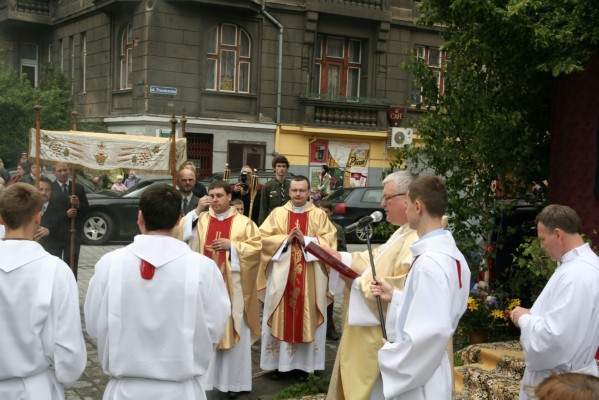Pierwszy ołtarz - róg ulic Wapiennej i Przestrzennej